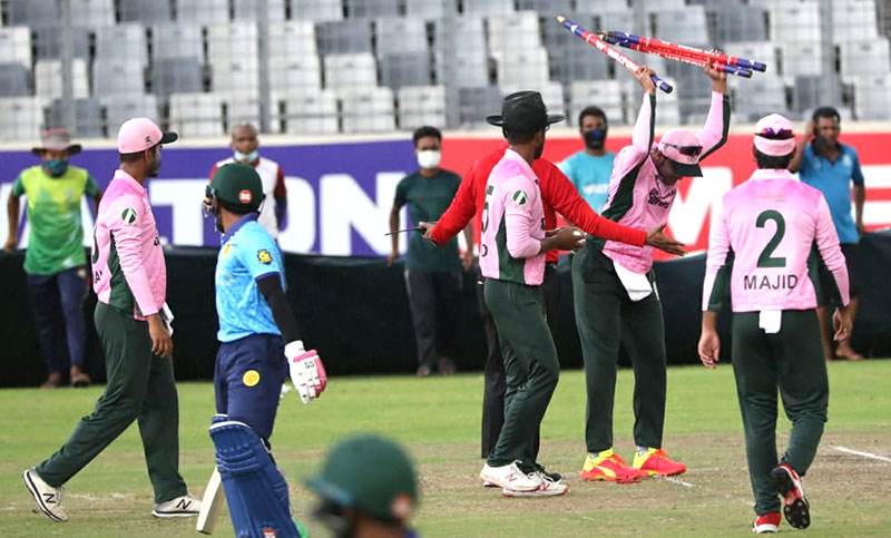 ৩ ম্যাচ নিষিদ্ধ এবং ৫ লাখ টাকা জরিমানা সাকিবের