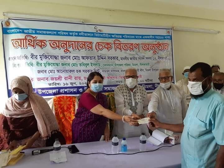 ডিমলায় নদী ভাঙ্গন পরিবারের মাঝে চেক বিতরণ