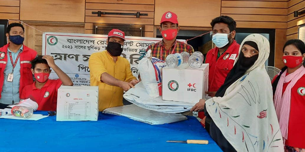 পিরোজপুরে ঘূর্ণিঝড় ইয়াসে ক্ষতিগ্রস্থদের মাঝে রেড ক্রিসেন্টের ফুড প্যাকেজ, ত্রিপল ও হাইজিন সামগ্রী বিতরণ