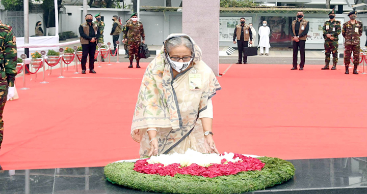 আওয়ামী লীগের প্রতিষ্ঠাবার্ষিকীতে বঙ্গবন্ধুর প্রতিকৃতিতে প্রধানমন্ত্রীর শ্রদ্ধা