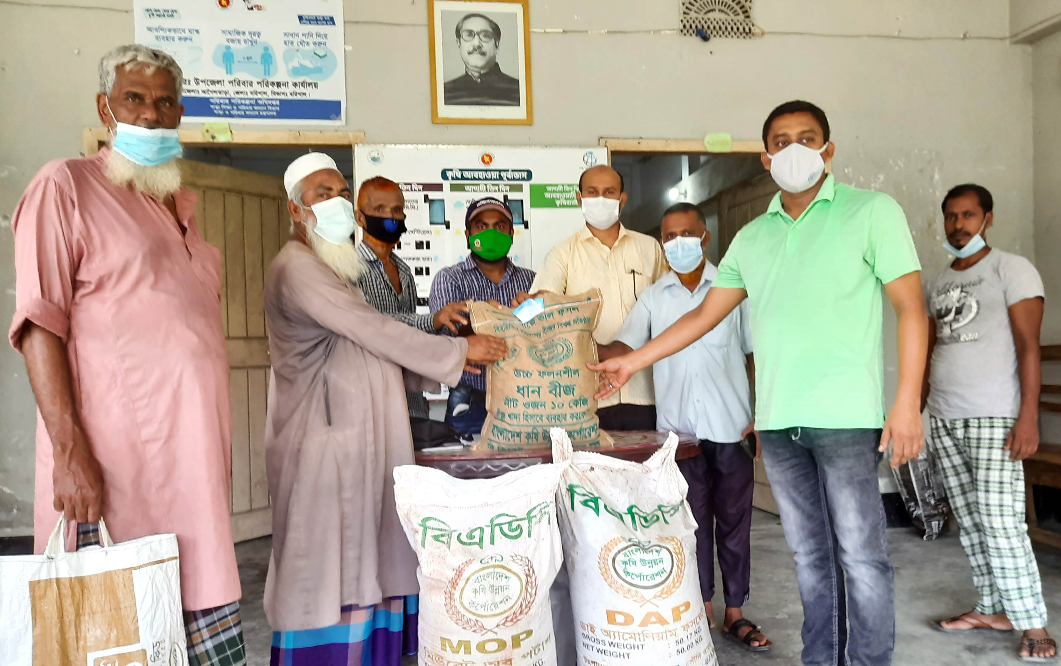 আগৈলঝাড়ায় প্রনোদনার বীজ-সার বিতরণ