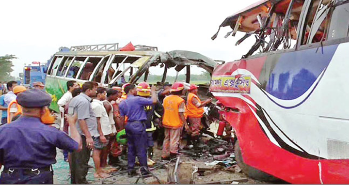 রংপুরে দুই যাত্রীবাহী বাসের মুখোমুখি সংঘর্ষ, নিহত ৬