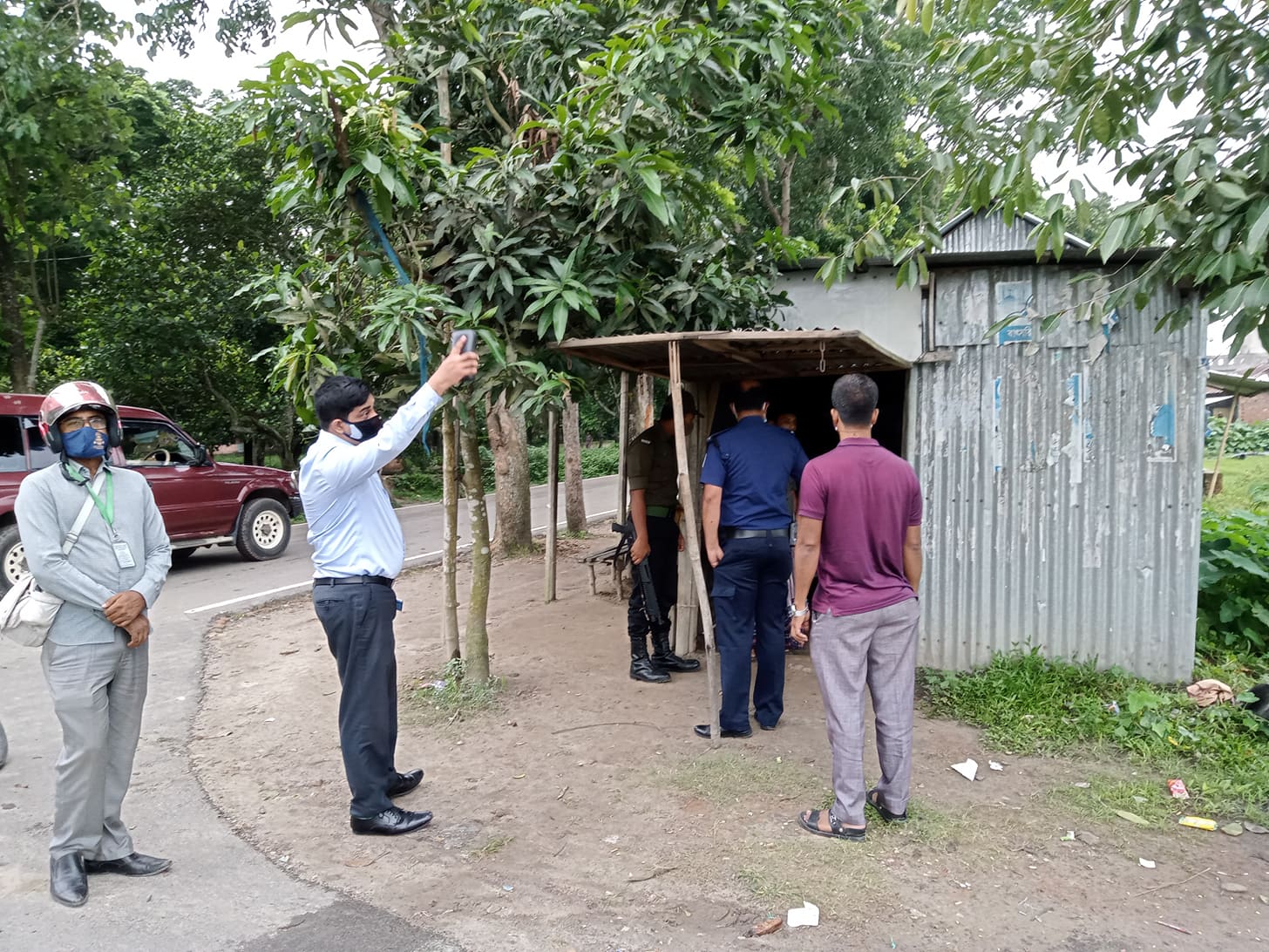 গৌরীপুরে লক ডাউনের প্রথম দিনে মাঠে ইউএনও, এসিল্যান্ড ও ওসি