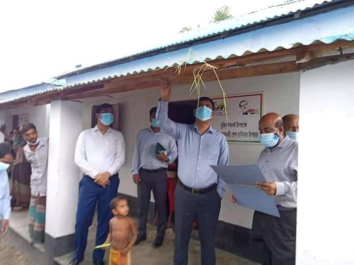 গৌরীপুরে আশ্রয়ণ-২ প্রকল্পের ঘর পরিদর্শনে জেলা প্রশাসক মোহাম্মদ এনামুল হক
