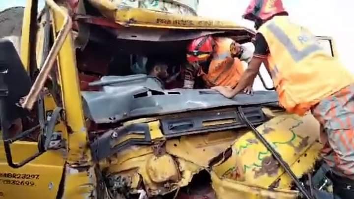 ট্রাক নিয়ন্ত্রণ হারিয়ে সেতুর রেলিংয়ে ধাক্কা আহত-১