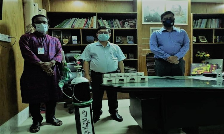 ময়মনসিংহের গৌরীপুরে স্বেচ্ছাসেবী সংগঠনকে অক্সিজেন সিলিন্ডার ও অক্সিমিটার দিলেন ইউএনও