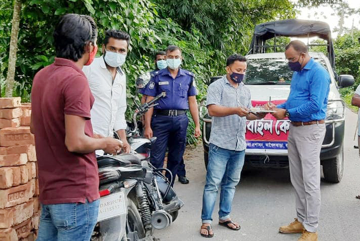 আগৈলঝাড়ায় ভ্রাম্যমান আদালতে ১৬ ব্যবসায়িকে জরিমানা