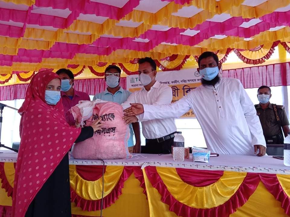 মাধবপুরে ৩০০ অসহায় মানুষের মাঝে ত্রাণ বিতরণ