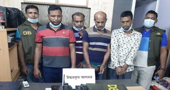 রাজধানীতে ভুয়া ডিবি পরিচয়ে ৪ ডাকাত গ্রেফতার