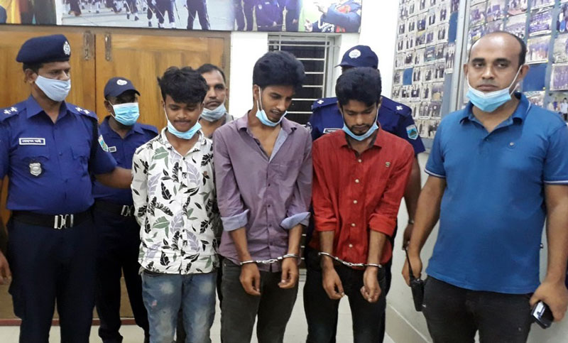 ফেসবুকে পরকিয়ার সম্পর্ক গড়ে বগুড়ায় গৃহবধুকে গণধর্ষণ, আটক ৪