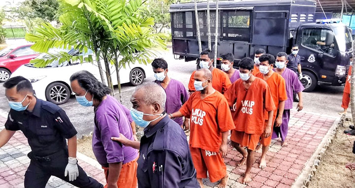 করোনাবিধি ভঙ্গ করে ঈদ জামাত: মালয়েশিয়ায় ৪৮ বাংলাদেশি রিমান্ডে