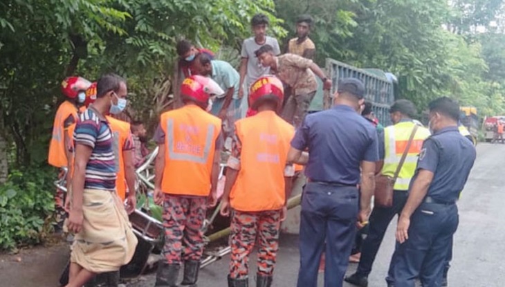 ফকিরহাটে পিকআপের ধাক্কায় ইজিবাইকের ৬ যাত্রী নিহত