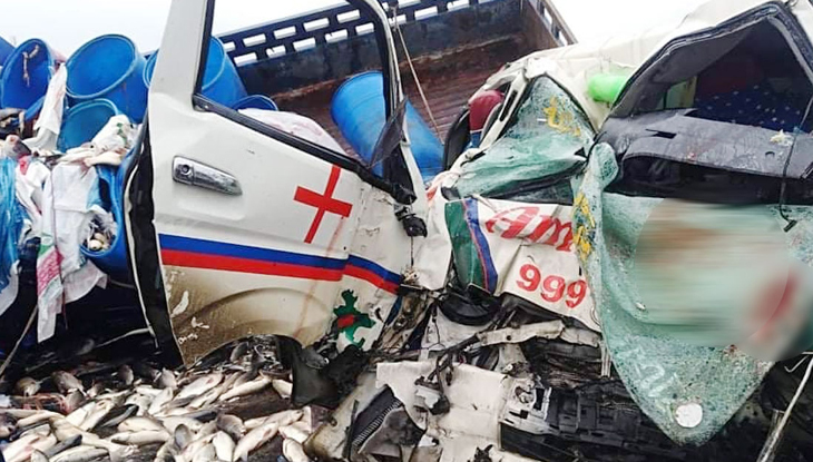 টাঙ্গাইলে আম্বুলেন্স-ট্রাকের সংঘর্ষে নিহত ৫