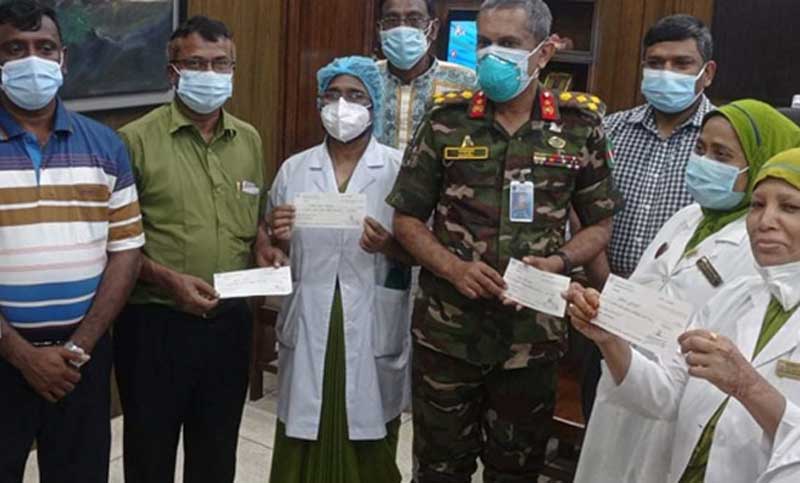 ঢাকা মেডিক্যালের নার্সরা প্রথমবারের মতো পেলেন করোনা প্রণোদনা