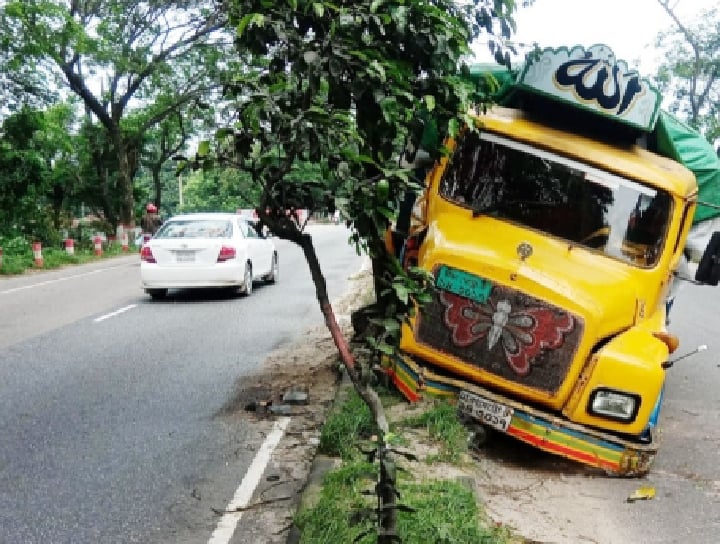 গজারিয়ায় বড় দুর্ঘটনার হাত থেকে রক্ষা পেল পণ্য বোঝাই ট্রাক