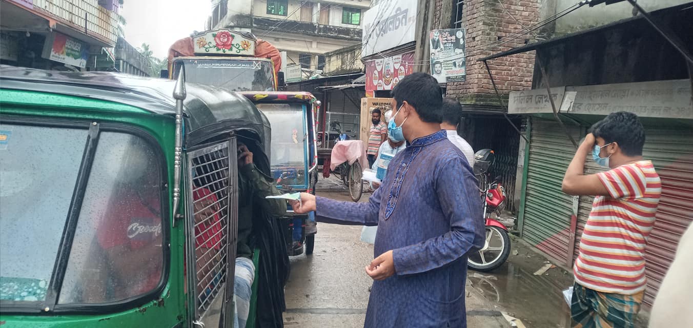 গজারিয়ায় করোনা ভাইরাস প্রতিরোধ ও নিয়ন্ত্রণে মতবিনিময শেষে পথচারীদের মাঝে মাক্স বিতরণ