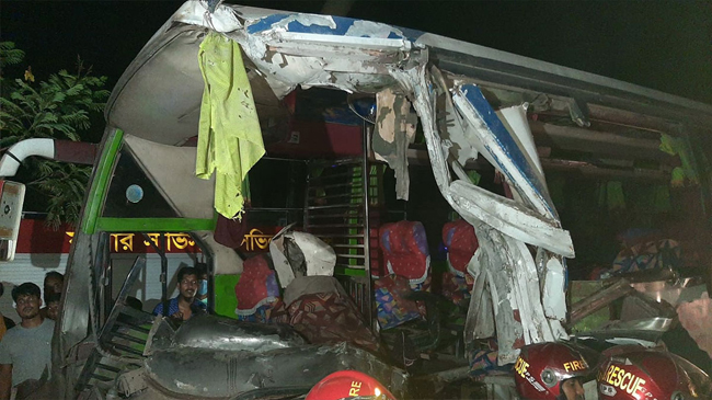 ময়মনসিংহে দাঁড়িয়ে থাকা ট্রাকে যাত্রীবাহী বাসের ধাক্কা, নিহত ৫
