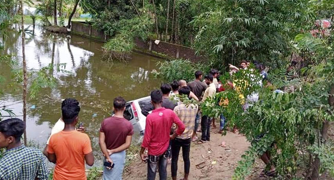 কক্সবাজারে মাইক্রোবাস খাদে পড়ে নারী-শিশুসহ নিহত ৭
