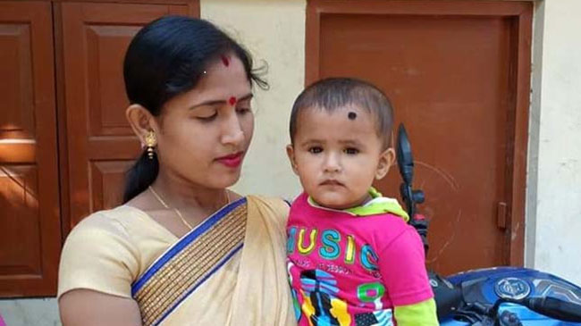 স্বামীর পরকীয়ায় তিন বছরের মেয়েকে নিয়ে মায়ের আত্মহত্যা