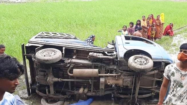 নাটোরে পিকআপ উল্টে নারী ও শিশুসহ ৬ জন নিহত