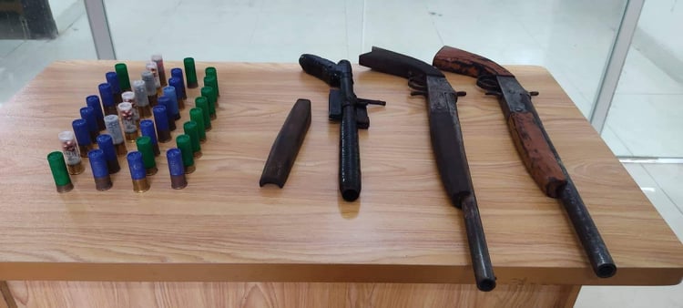 মাধবদীতে তিনটি বন্দুকসহ ডাকাত আটক