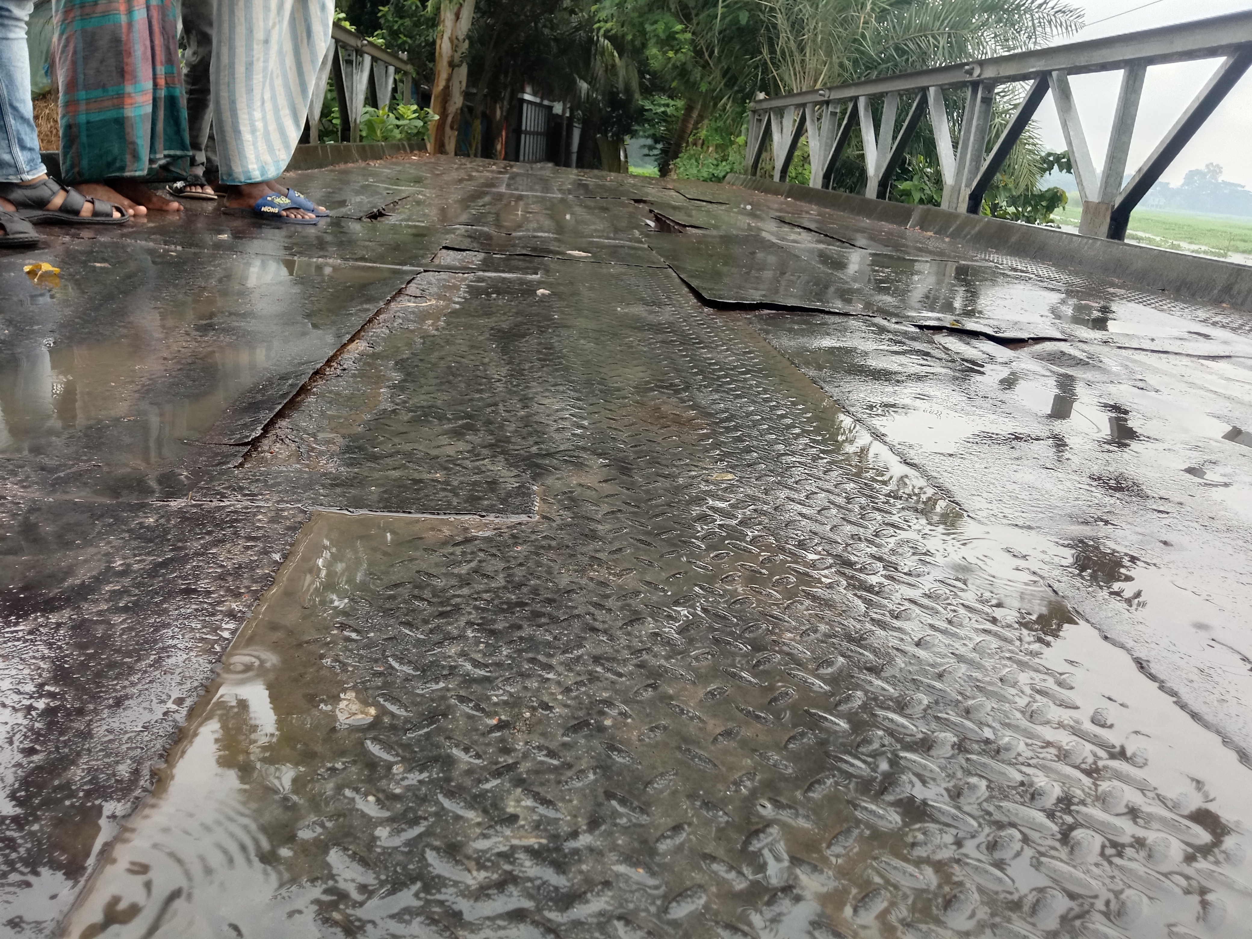 এ যেন  মরন ফাঁদ, কয়েক বছরেও হয়নি মিয়া বাড়ি বেইলি ব্রিজ সংস্কার!