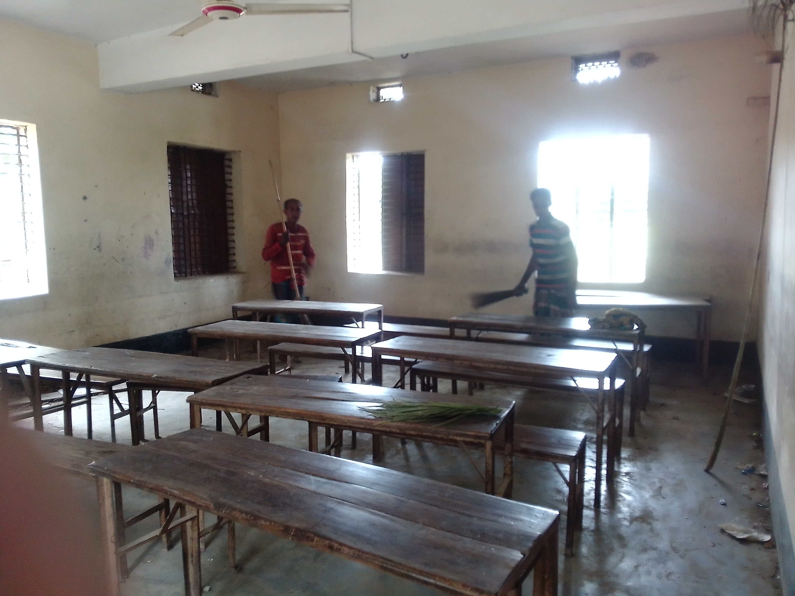 শার্শায় চলছে শিক্ষা প্রতিষ্ঠান ধুয়ামুছার কাজ; শিক্ষার্থীদের মাঝে আনন্দের বন‍্যা