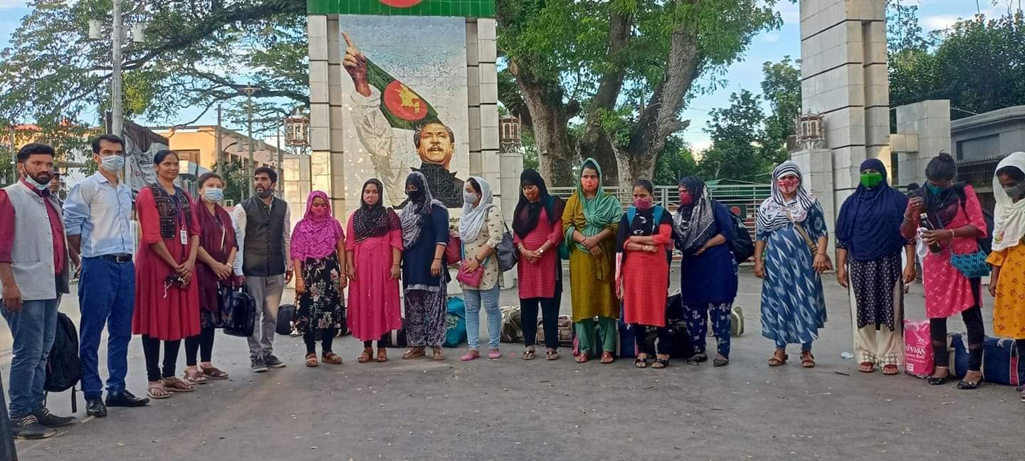 ভারতে কারাভোগ শেষে ১২নারীকে বেনাপোলে  হস্তান্তর