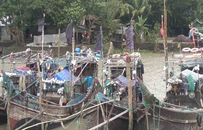 সুন্দরবনে অবৈধ চার ফিশিং ট্রলারসহ ৪৪ জেলে আটক