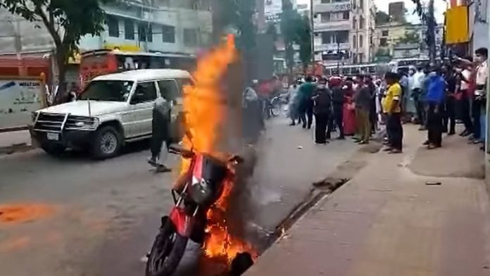 বাড্ডায় পুলিশের মামলায় অতিষ্ঠ হয়ে বাইকে আগুন দিলেন পাঠাও চালক