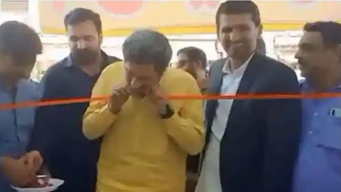 ‘কাঁচিতে ধার নেই’, দাঁত দিয়েই ফিতা কাটলেন পাকিস্তানের মন্ত্রী