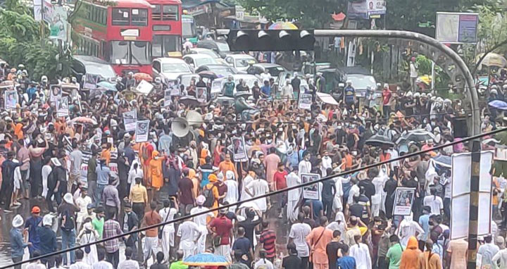 সাম্প্রতিক হামলার প্রতিবাদে শাহবাগে অবরোধ
