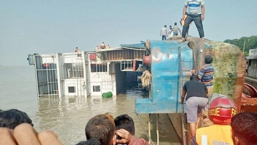 পাটুরিয়া ঘাটে ডুবে গেছে ফেরি আমানত শাহ