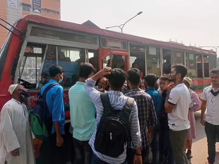 হাফপাশ নিশ্চিতে বাঙলা কলেজে বাস অবরোধ