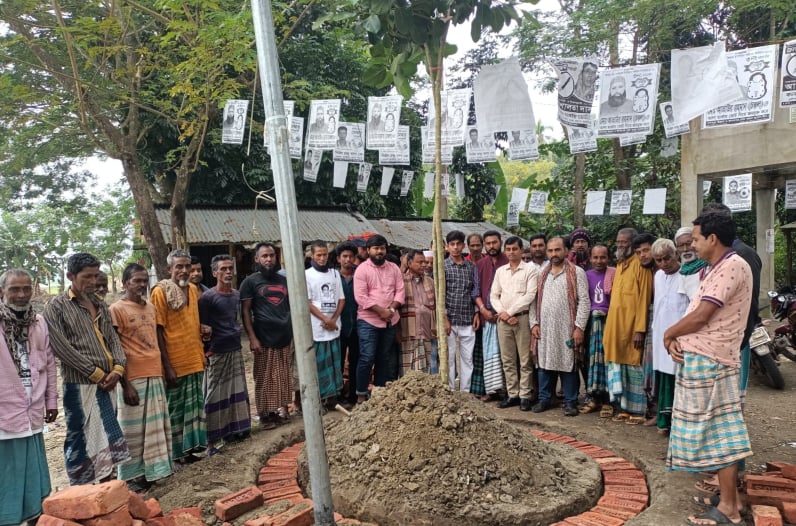 আগৈলঝাড়ায় মেম্বর হয়ে নিজ উদ্যোগে বৃক্ষরোপন