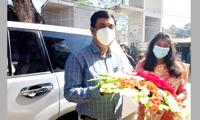 ময়মনসিংহ জেলা প্রশাসকের ঈশ্বরগঞ্জে আগমন উপলক্ষ্যে ইউএনও হাফিজা জেসমিনের ফুলের শুভেচ্ছা