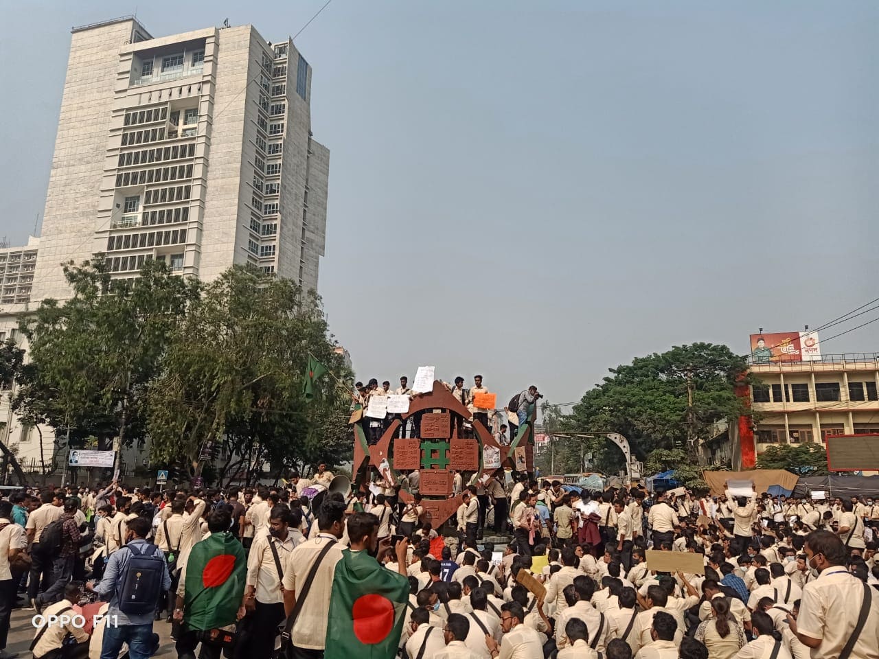 বিচারের দাবিতে রাস্তায় নটরডেম কলেজ শিক্ষার্থীদের অবস্থান