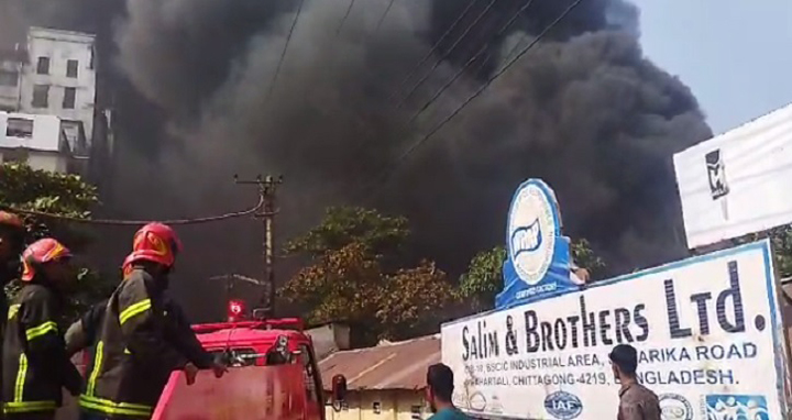চট্টগ্রাম স্টেডিয়ামের পাশে কেমিক্যাল কারখানায় ভয়াবহ আগুন