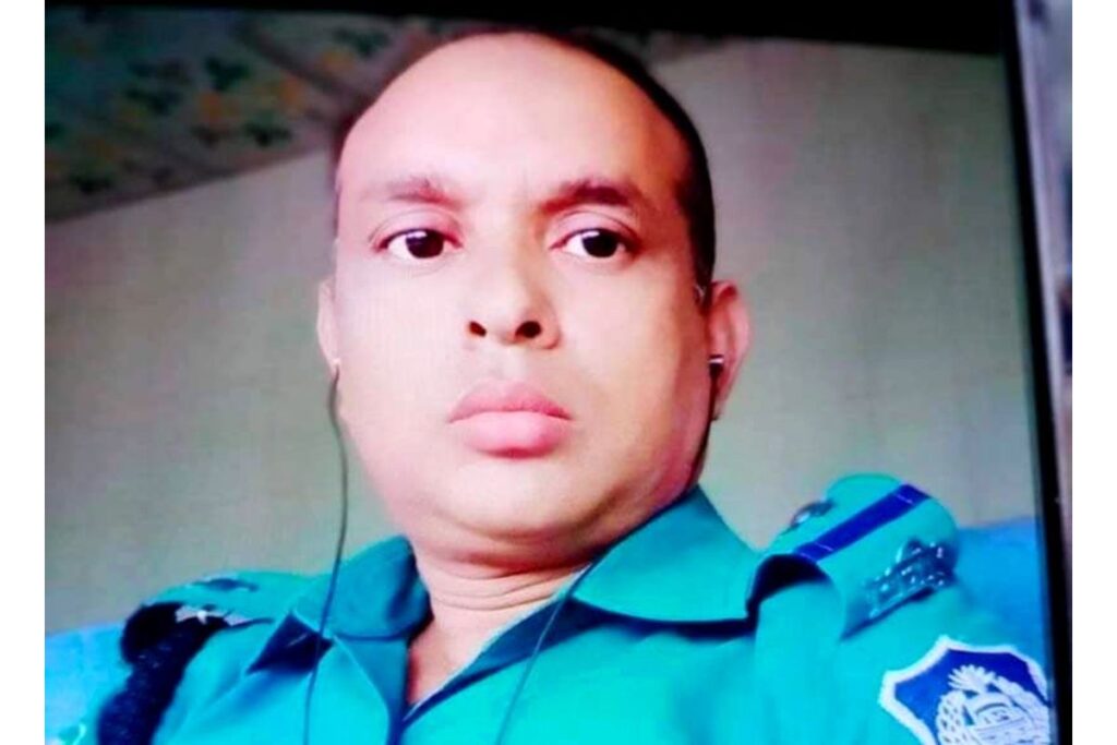 রূপনগর থানার এএসআই সুব্রত ফেনসিডিলসহ আটক