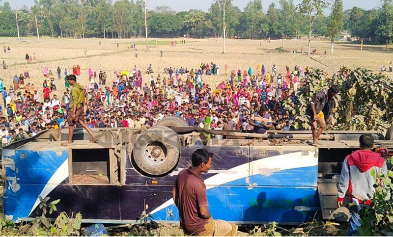 সিরাজগঞ্জে অটোভ্যানকে চাপা দিয়ে বাস খাদে, নিহত ৪