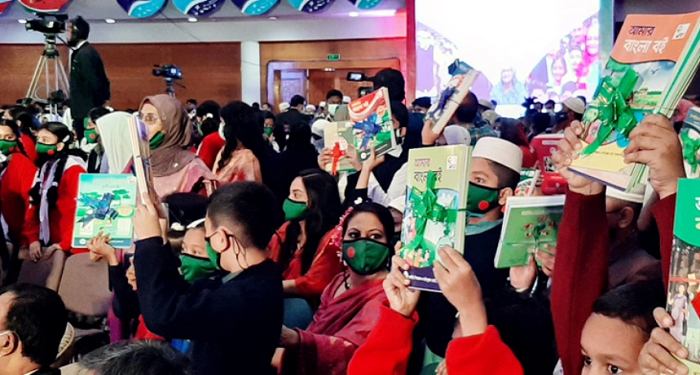 নতুন বই পেয়ে উচ্ছ্বসিত শিক্ষার্থীরা