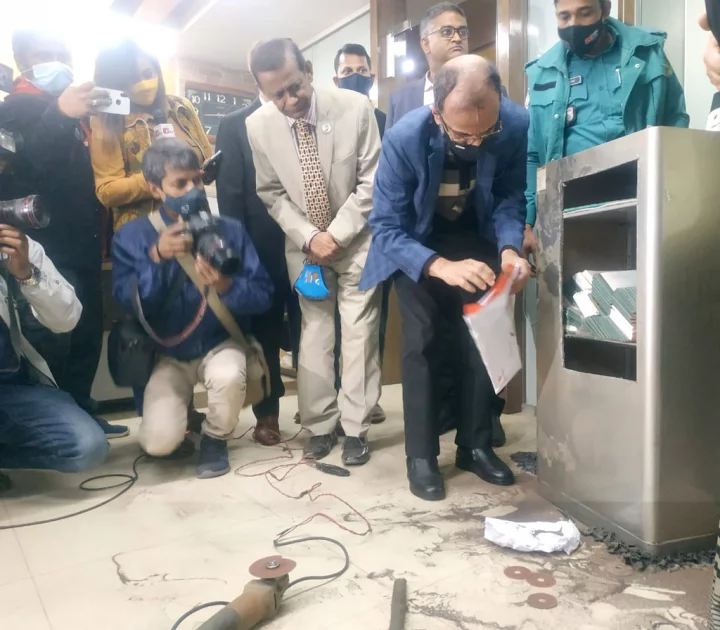 ইভ্যালির লকার ভেঙে মিলেছে শতাধিক চেক বই