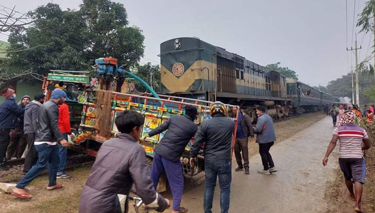 চাঁপাইনবাবগঞ্জে ট্রেন-ভটভটির সংঘর্ষ, নিহত ৩