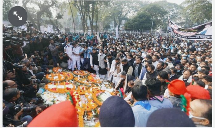 শহীদ মিনারে সর্বস্তরের মানুষের শ্রদ্ধা নিবেদন