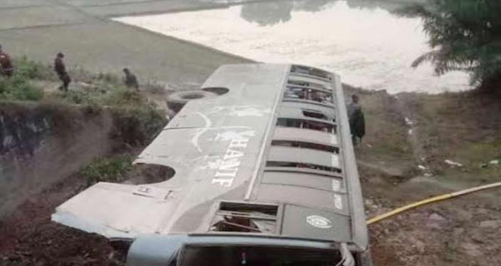 দিনাজপুরে বাস উল্টে নিহত দুই, আহত ১২