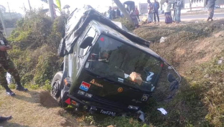 ময়মনসিংহে সড়ক দুর্ঘটনায় প্রাণ গেল নানি-নাতির, আহত ৬ সেনাসদস্য