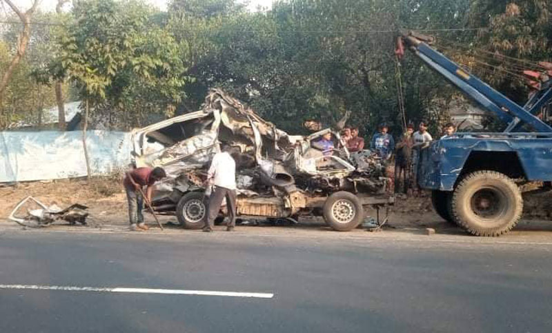 নরসিংদীতে বাস-মাইক্রো মুখোমুখি সংঘর্ষ, নিহত ৩