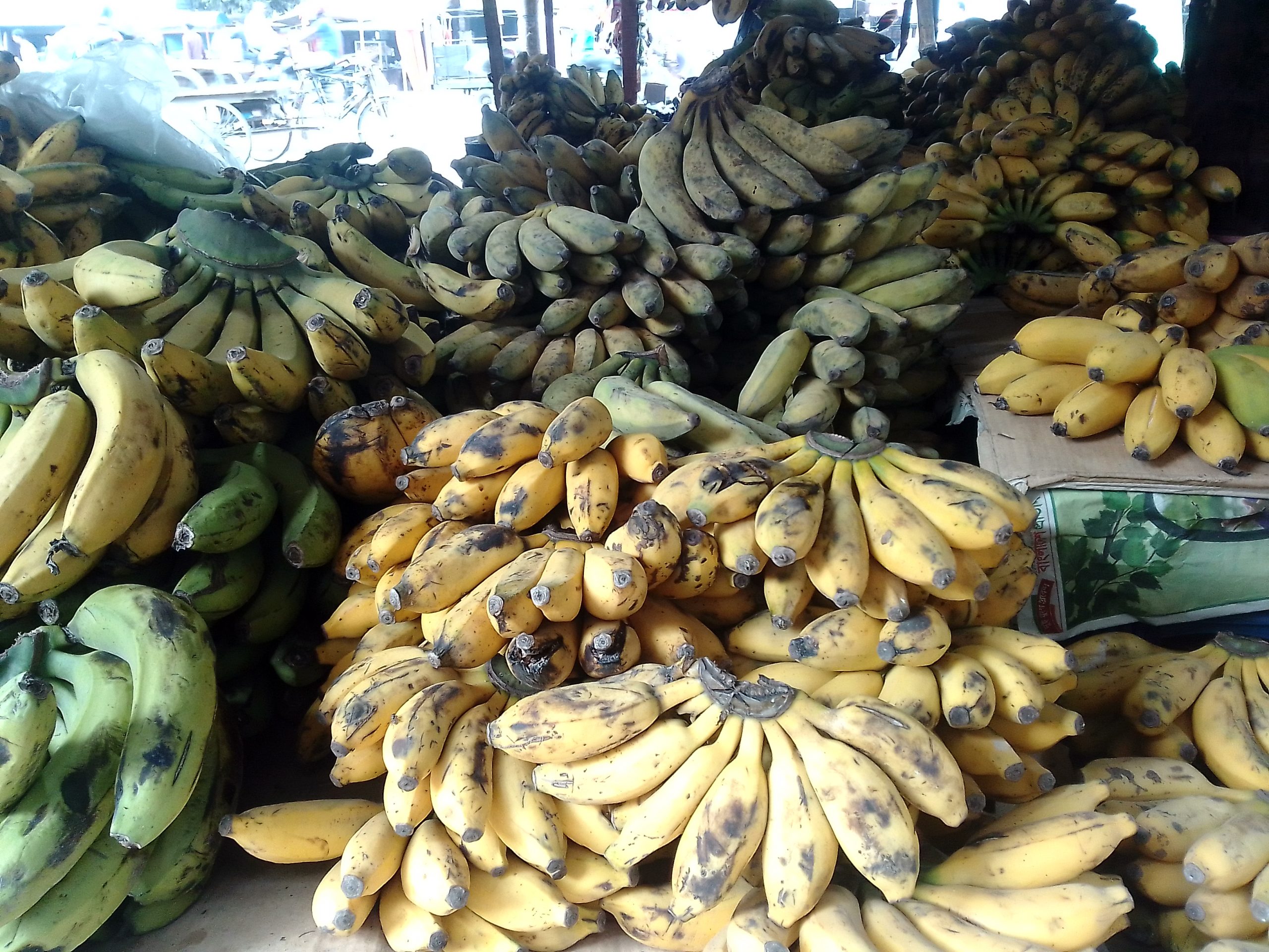 নিয়ন্ত্রণহীন বাজার: শার্শায় পাকাকলার দাম অস্বাভাবিক হারে বৃদ্ধি