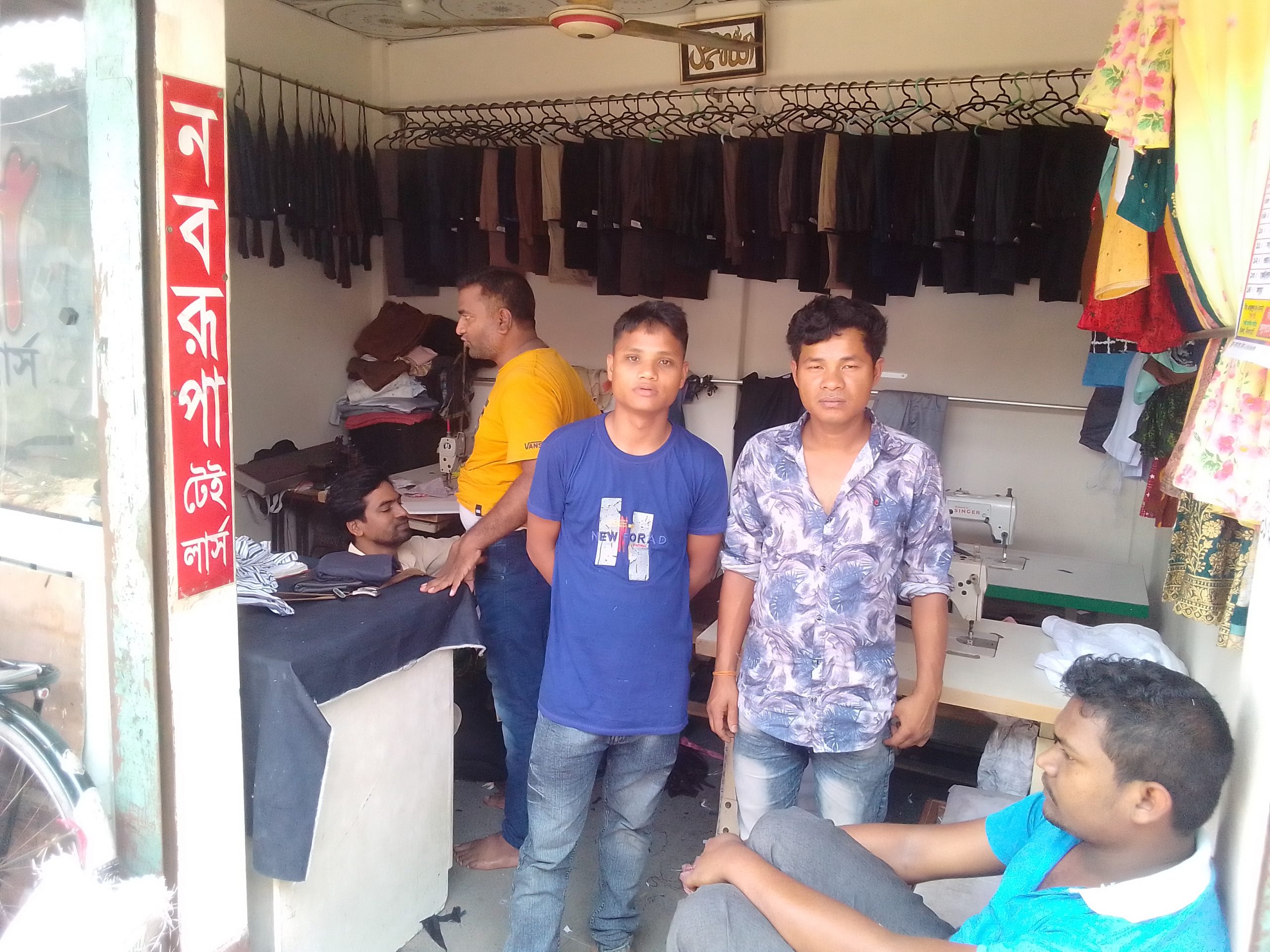 ডিমলায় ঈদের হাওয়ায় ব্যস্ত সময় পাড় করছে দর্জিরা