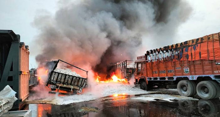 বেনাপোল বন্দরে পাঁচ ভারতীয় ট্রাক পুড়ে ছাই
